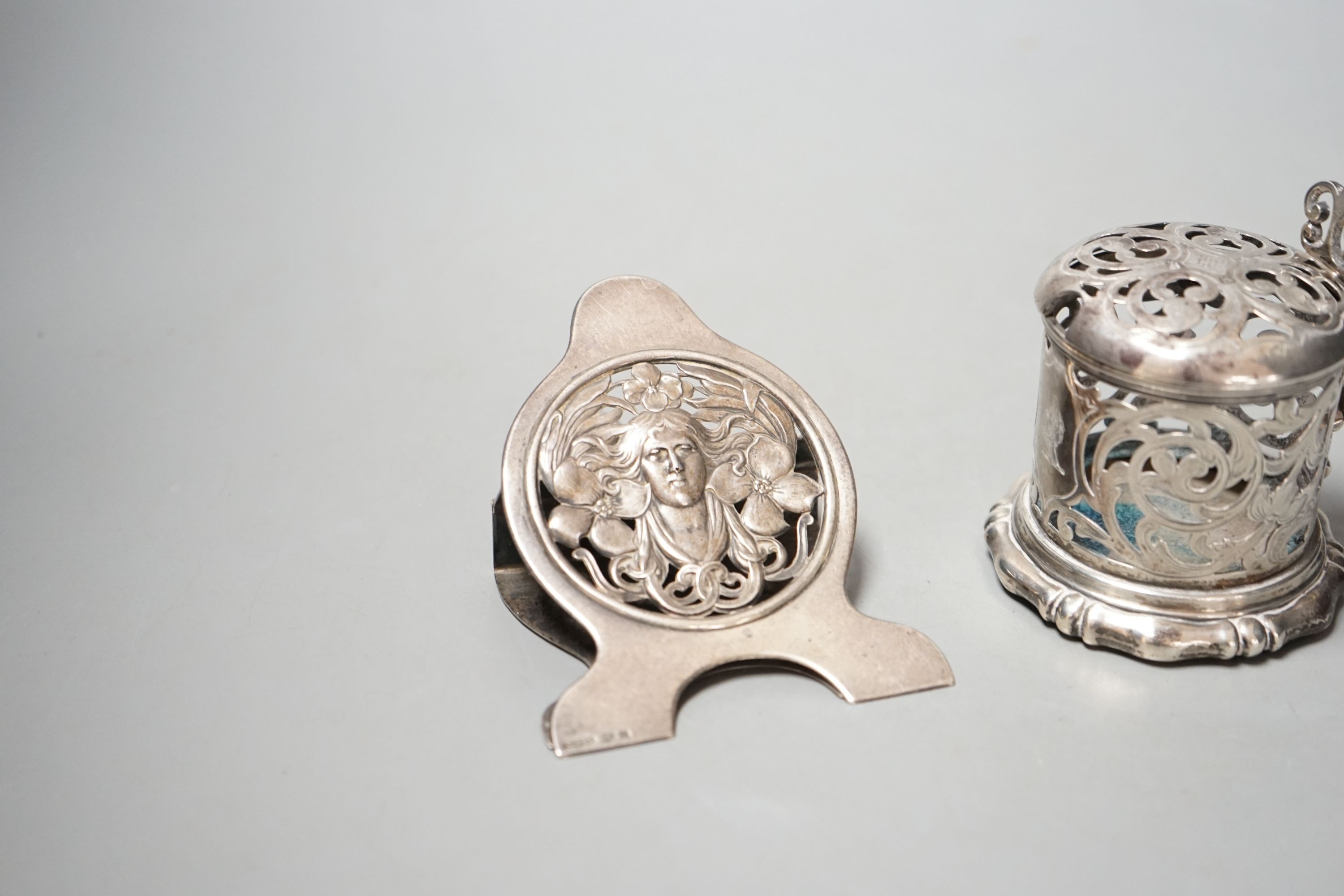 An Art Nouveau pierced silver latter clip, Grey & Co, Birmingham, 1905, 11.2cm and a Victorian pierced silver mustard pot.